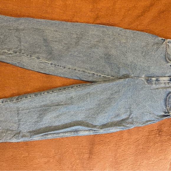 Everyday High-Rise Straight Leg Jeans in Light Blue - Picture 4 of 9
